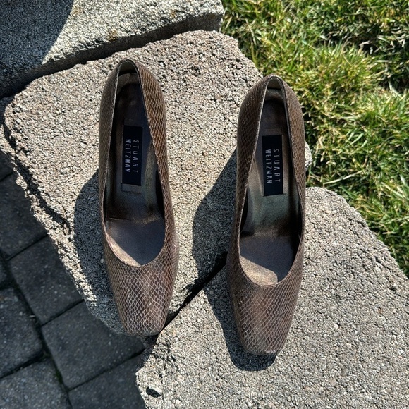 STUART WEITZMAN~BROWN/BRONZE SNAKE SKIN PUMPS~VERY GOOD CONDITION~SIZE 8.5~BR - Picture 10 of 11
